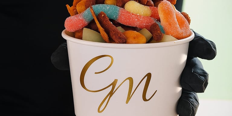 snacks servidos por nuestro equipo CuriMe con guantes por higiene vaso gomitas dulces cacahuates