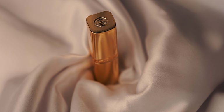 un rouge à lèvre d'une grande marque de luxe sur un drap en soie