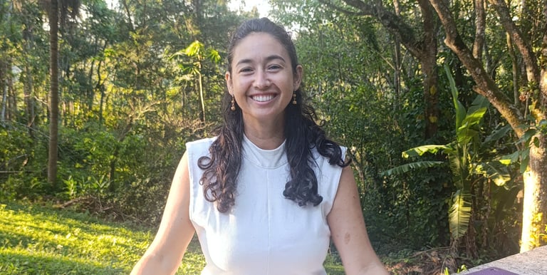 Clara Coelho, renomada terapeuta formada na India, acompanha as práticas e oferece acolhimento.