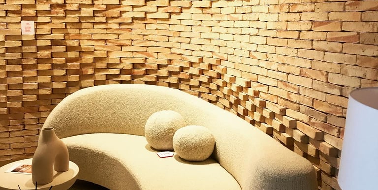 Muro curvo de ladrillo de Sara Torrijos