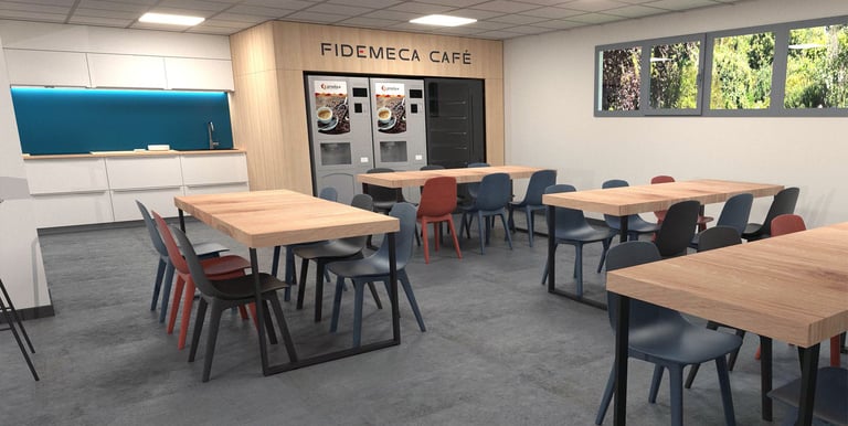 une salle restauration avec des tables, des chaises