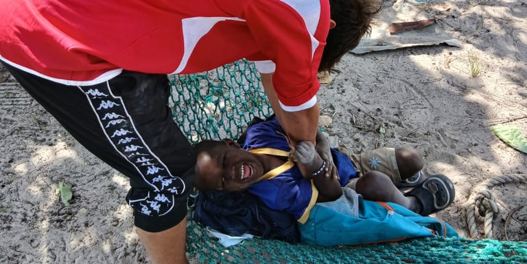 Photo d'un jeune accompagné par Bourokk et Kadiamor qui s'amuse avec le petit Modou