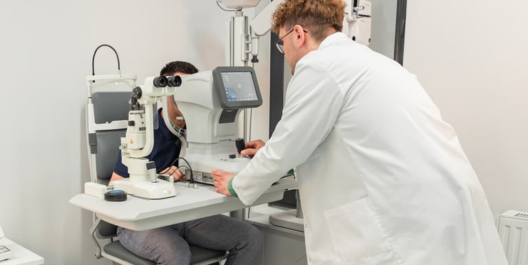 Optyk Kraków prowadzi badania optometryczne przy foropterze