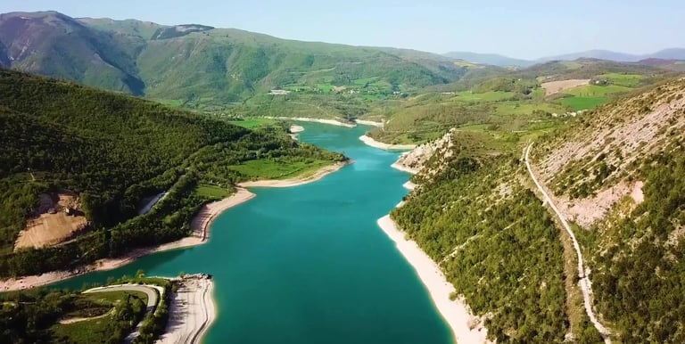 Lago montano natura incontaminata Marche
