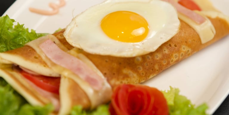 Panqueque con jamón, queso, tomate y huevo