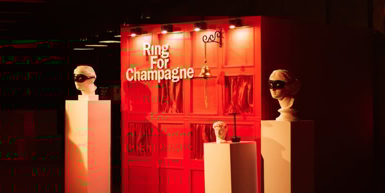 Prabangiai apšviesta „Ring for Champagne“ šampano sienelė su skambučiu elegantiškoje erdvėje