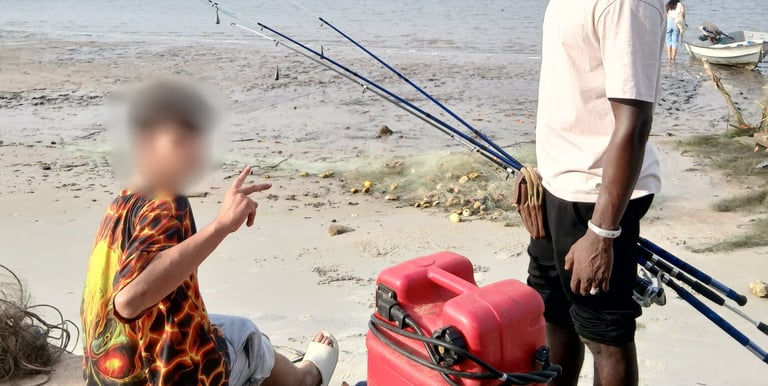 Photo d'un jeune accompagné par Kadiamor et Bourokk qui apprend à pêcher