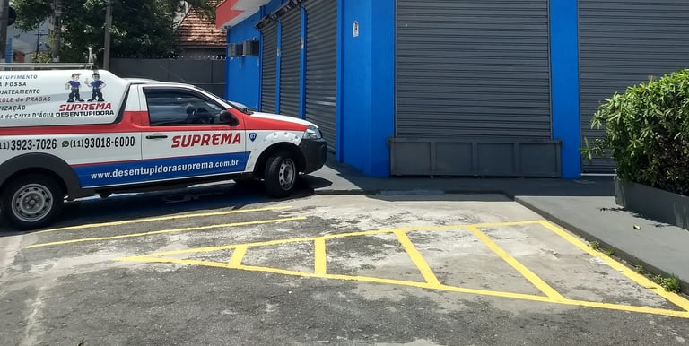 automóvel da suprema em um comercio