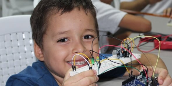 Niños felices en clase de electrónica