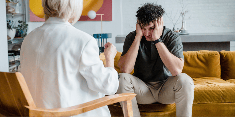 persona con ansiedad buscando apoyo emocional