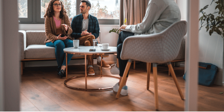 pareja pensando en divorcio tomando terapia