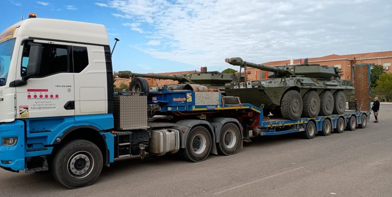 Servicio de transporte especial de maquinaria pesada y vehículos industriales con góndola