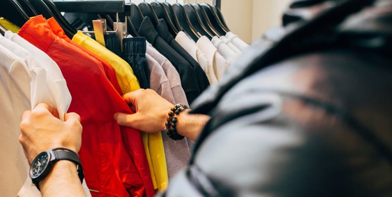 Ropa variadad en una tienda vista por un hombres