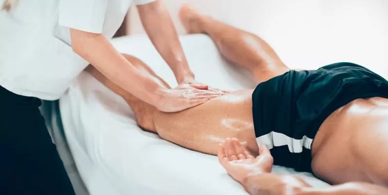 Masoterapeuta profesional realizando un masaje de descarga muscular