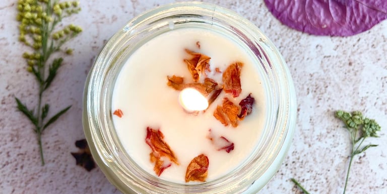 Vela de masajes sobre unas flores secas