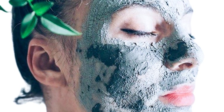 mujer con mascarilla facial