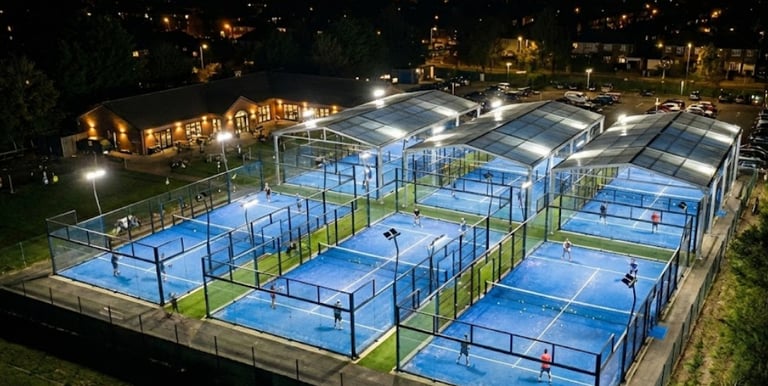 Club de padel avec des joueurs