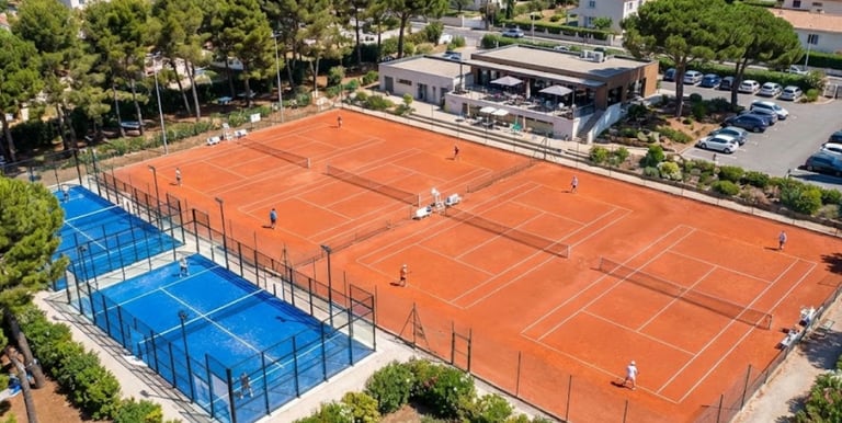Club de tennis avec 2 terrains de padel