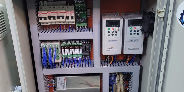 Manutenção elétrica em máquina industrial por eletricista em Diadema