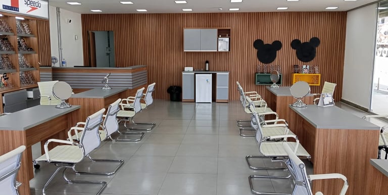 Ambiente moderno e acolhedor em ótica