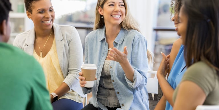 Grupo diverso de mulheres reunidas e sorrindo