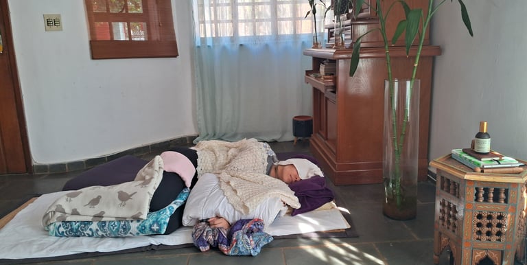 Sessão de Yoga Restaurativa em Barão Geraldo. Conforto e descanso profundo no Recanto Clara
