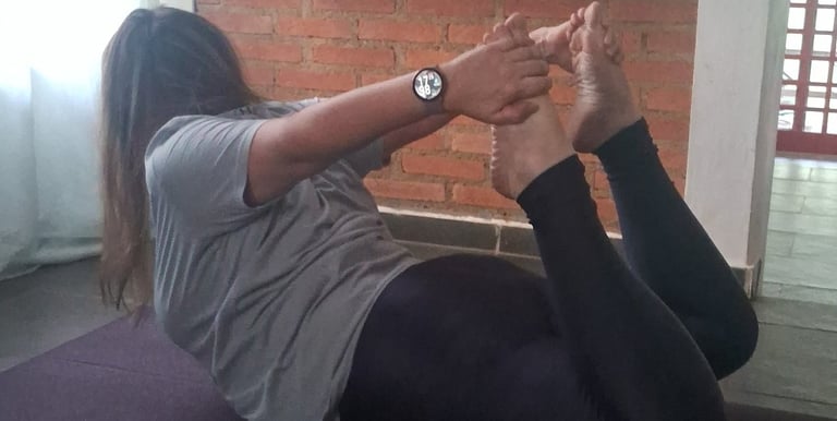 Prática de Yogaterapia para relaxamento no Recanto Clara em Barão Geraldo. Sessão focada em descanso