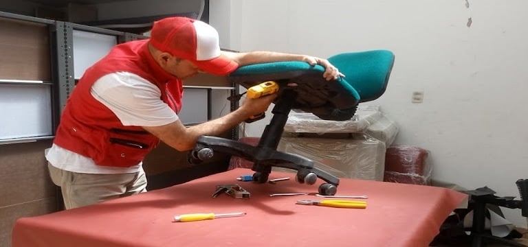 operario reparando silla de oficina a domicilio