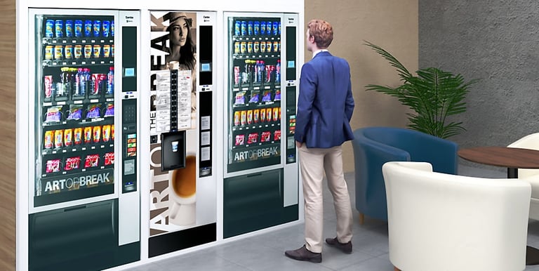 un homme en costume qui regarde un mur de distributeurs de boissons pour acheter une boisson