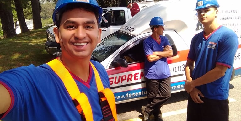 técnicos de desentupimento e controle de pragas