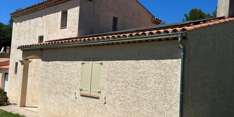 pose de panneaux solaire sur un toit en tuiles canal dans le sud de la france