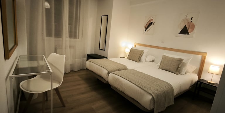 Camas gemelas en habitación con salón - Hotel Arias 