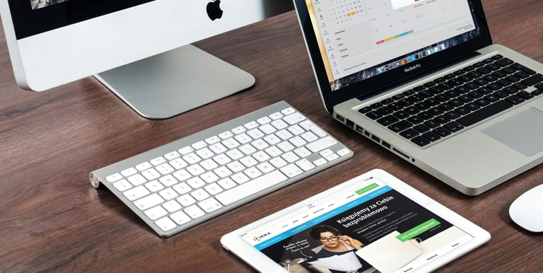 Portátiles mostrando diseño web moderno con estadísticas y gráficos