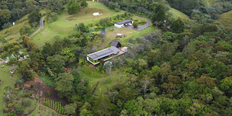 SOLVED energía solar: instalación de paneles solares en casa campestre para sostenibilidad