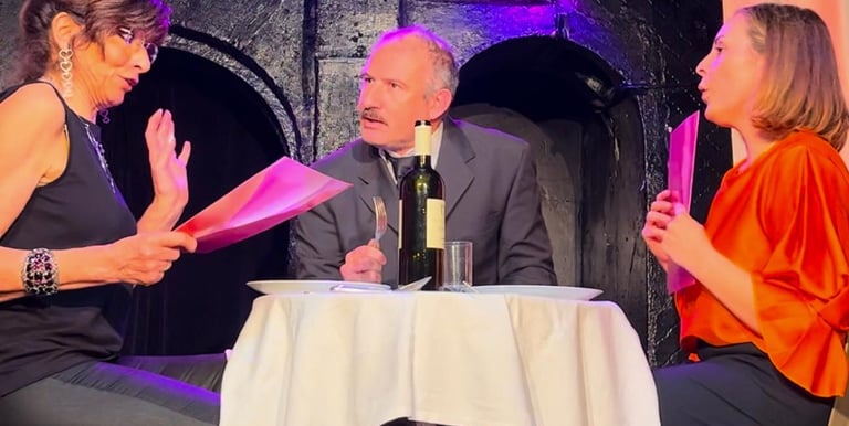 Élèves Comic Academy reprenant les Monty Python — théâtre comique Paris