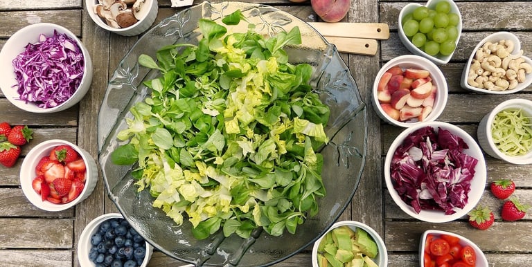 alimentação saudável, salada, frutas e verduras