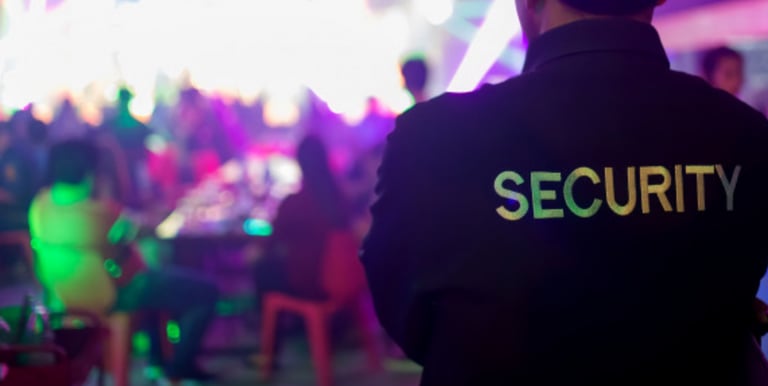 vigile surveillant un événement