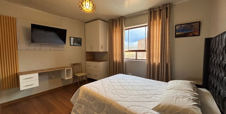 HABITACION CON BAÑO PROPIO Y COCHERA.