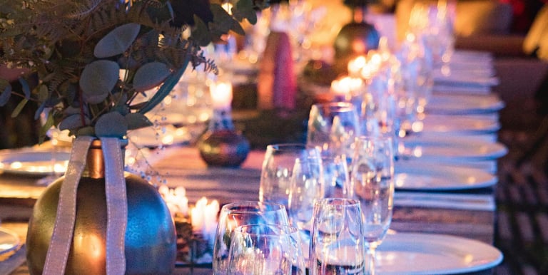 table de mariage avec verres de vin