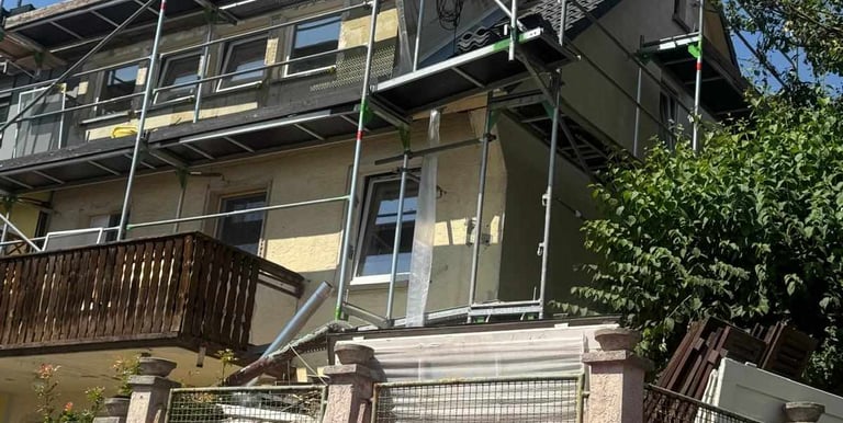 ein altes Haus , vor dem ein Gerüst steht. 