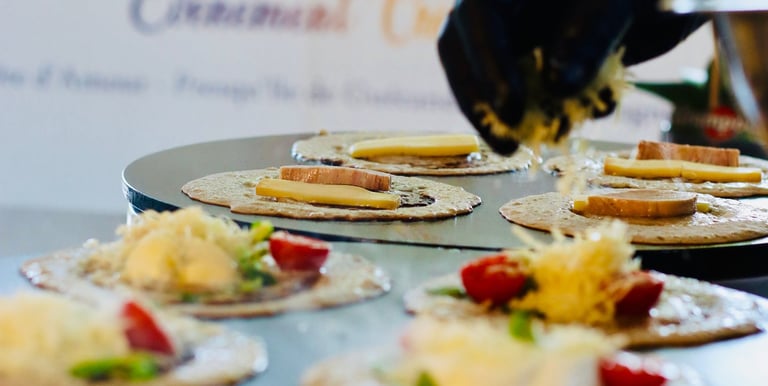 Préparation de galettes avec fromage soupoudré dessus