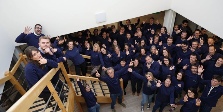 Equipe de salariés prenant la pose