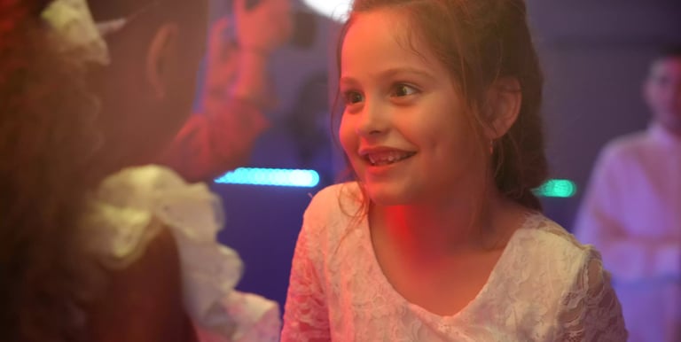 Petites filles qui se regardent durant la fête du mariage