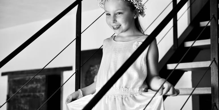 Petite fille qui descend les escaliers pour rejoindre les invités du mariage