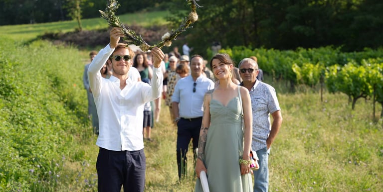 Photo de groupe avec un coeur au milieu durant la ballade des invités dans le vignoble