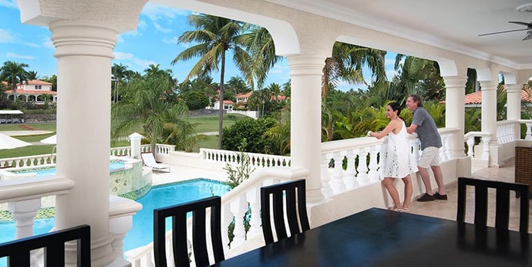 Terraza de la villa crown at life style