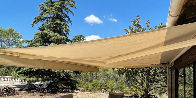 Grand store extérieur beige sur terrasse.