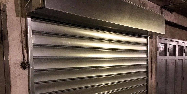 Grille de protection motorisé pour magasin.
