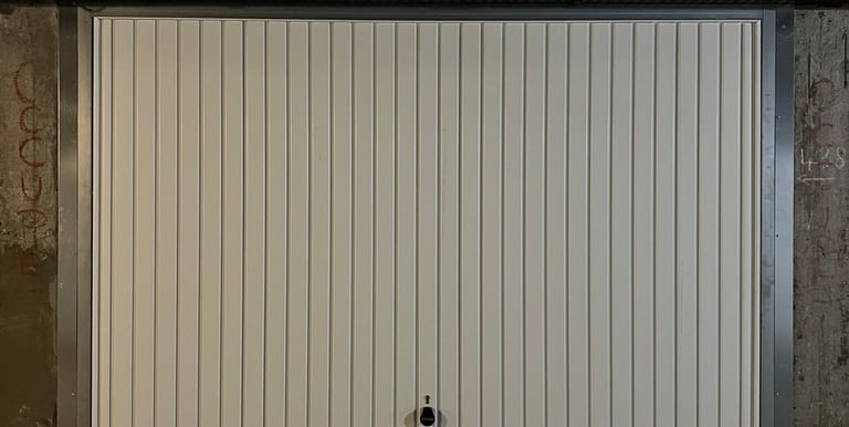 Porte de garage basculante blanche