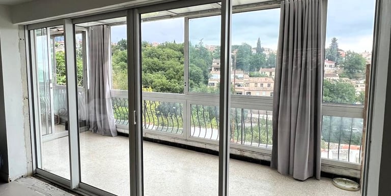 Grande baie vitrée coulissante en alu.